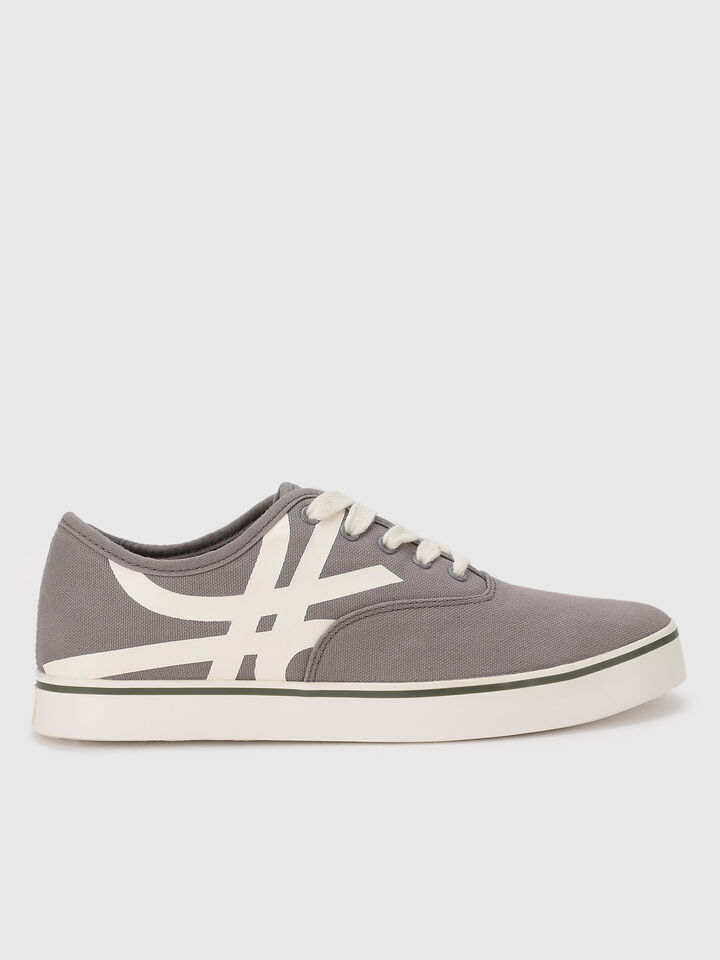 United Colors of Benetton Men Textured Sneakers image number 2